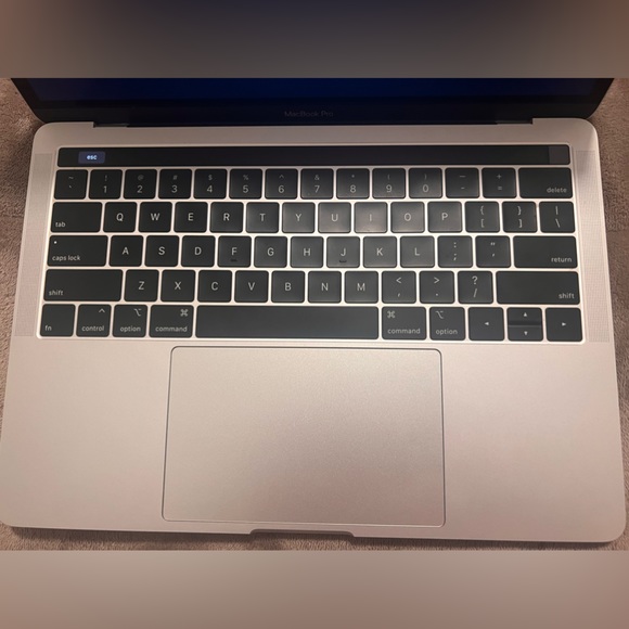 Macbook Pro 13 inch with Touchbar - Picture 3 of 6